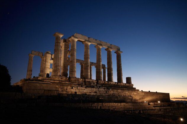 εικόνες και βίντεο από το νέο φωτισμό του Ναού του Ποσειδώνα